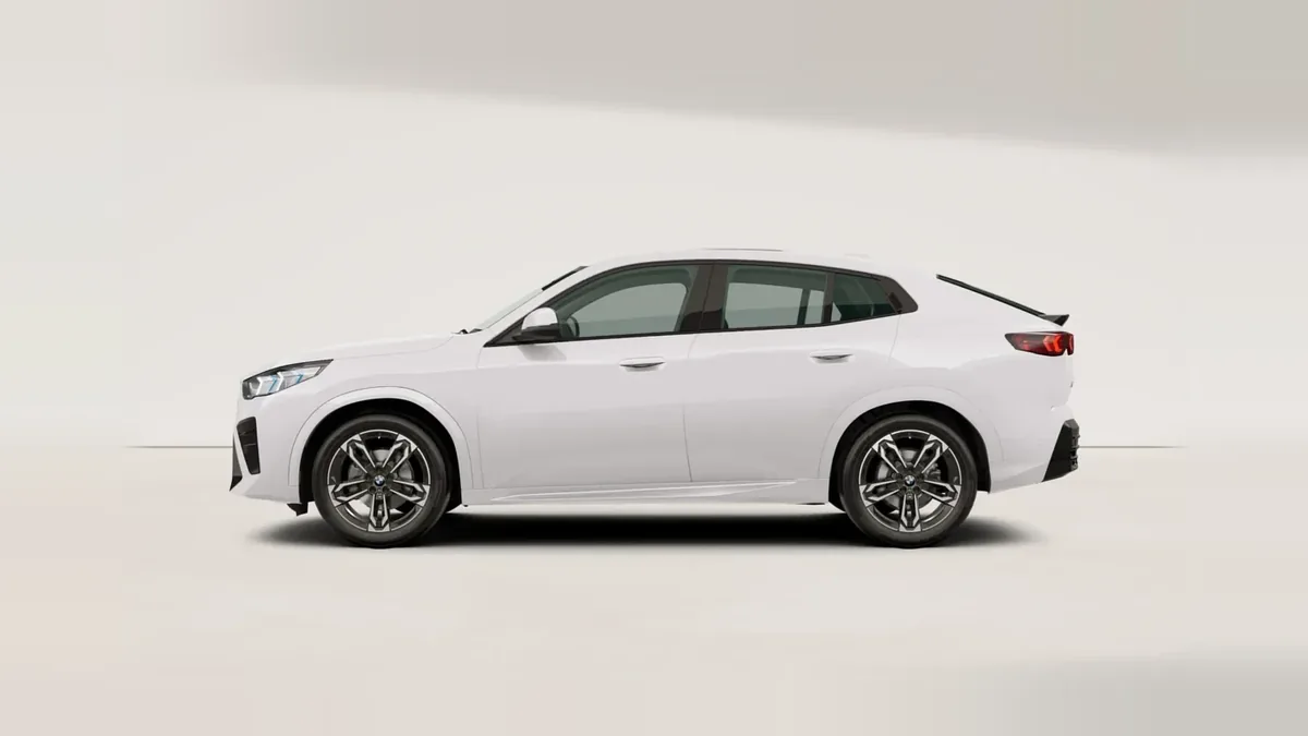 BMW ix2 eDrive20 en renting — Lateral