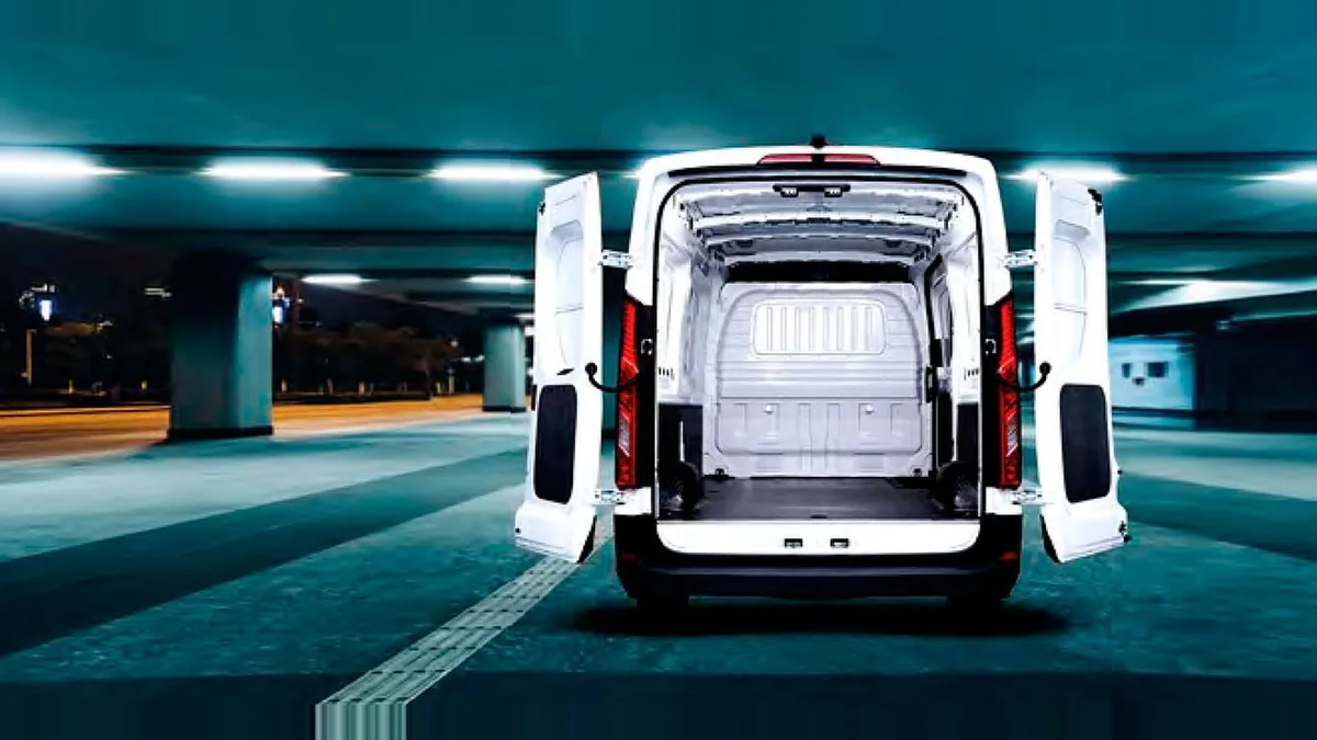Maxus Deliver 9 Furgón 2.0D L3H2 150 (MERCANCÍAS PROPIAS) en renting — Trasera