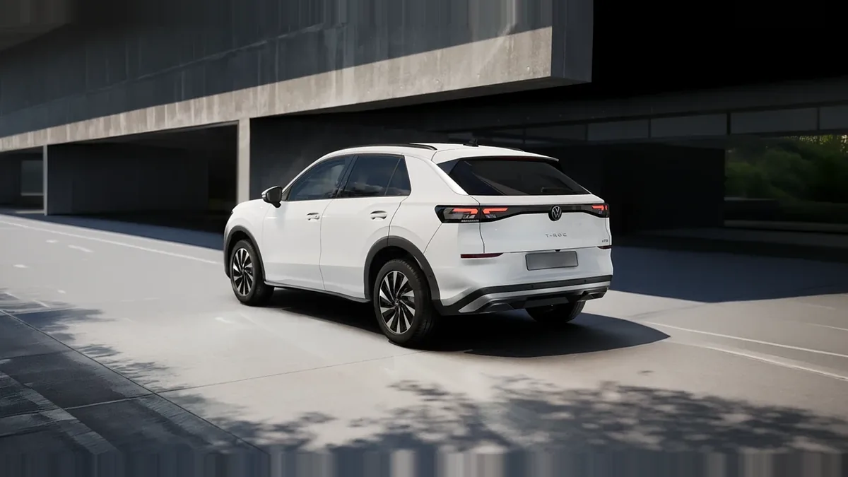 Volkswagen T-ROC Match 1.5 eTSI 85kW (116CV) DSG en renting — Trasera