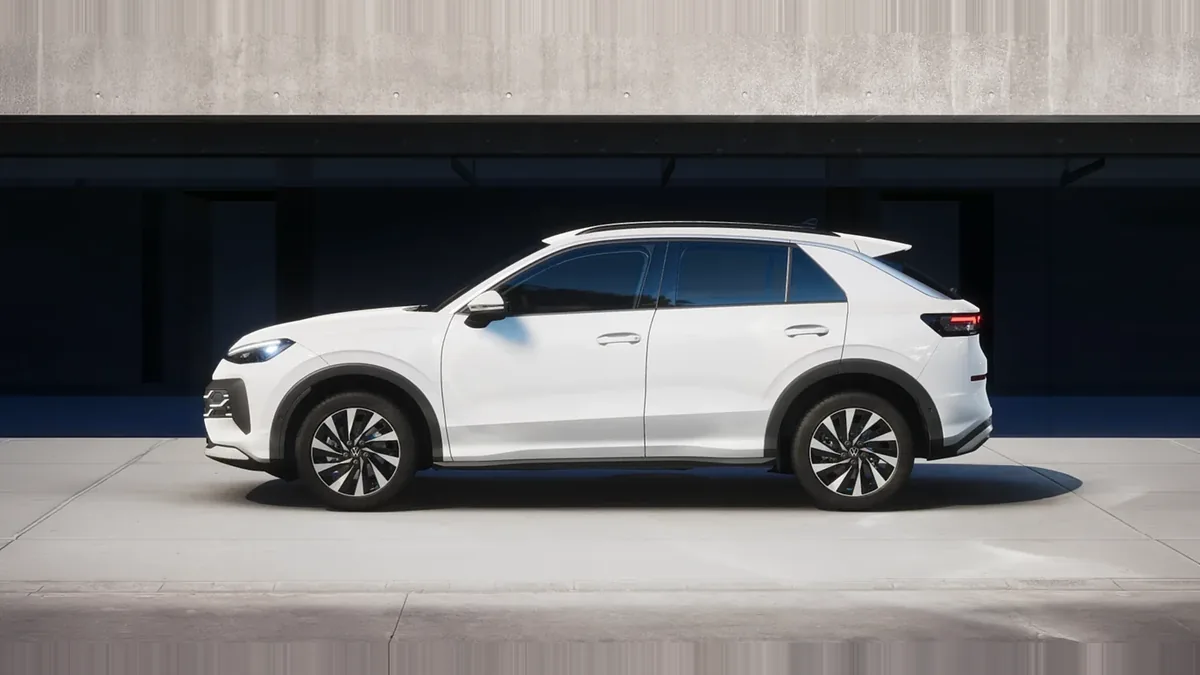 Volkswagen T-ROC Match 1.5 eTSI 85kW (116CV) DSG en renting — Lateral
